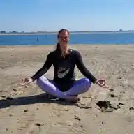 Yoga op het strand WhatsApp Channel