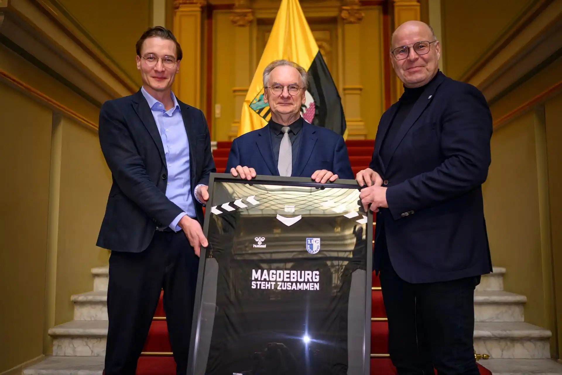 Image from 1. FC Magdeburg: Der FCM hat ein gerahmtes Sondertrikot der Aktion „Magdeburg steht zus...