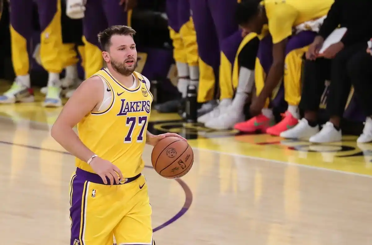 Image from A BOLA: Fumar shisha e beber cerveja: os vícios de Luka Doncic que irritaram o...