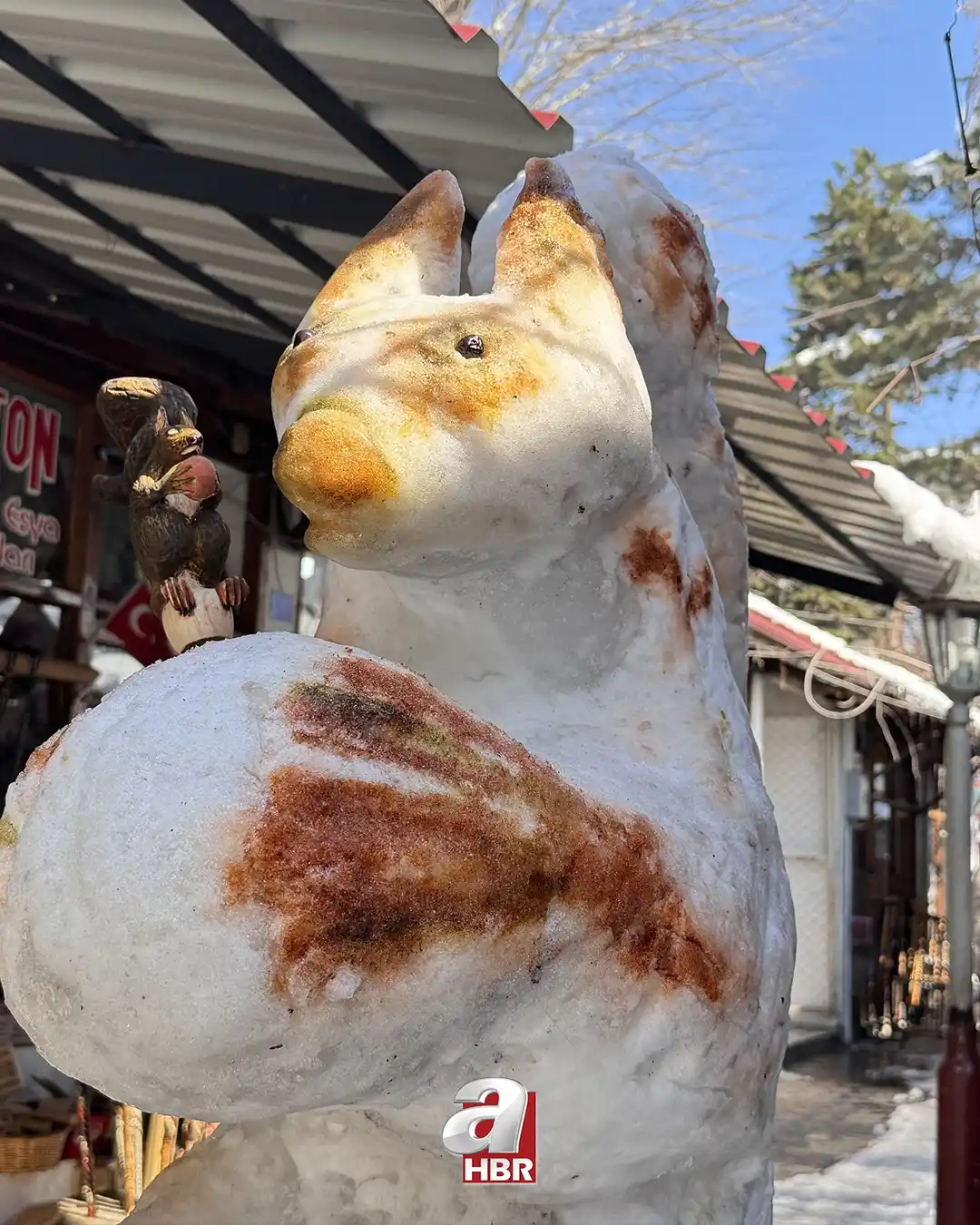 Image from A Haber: 🐿️ Zonguldak'ın Devrek ilçesinde baston ustasının kardan yaptığı sinc...