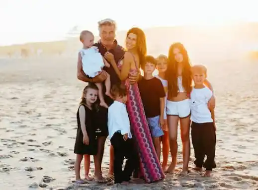 Image from AD: *Critici laten geen spaan heel van realityshow Alec Baldwin: ‘Nieuw di...