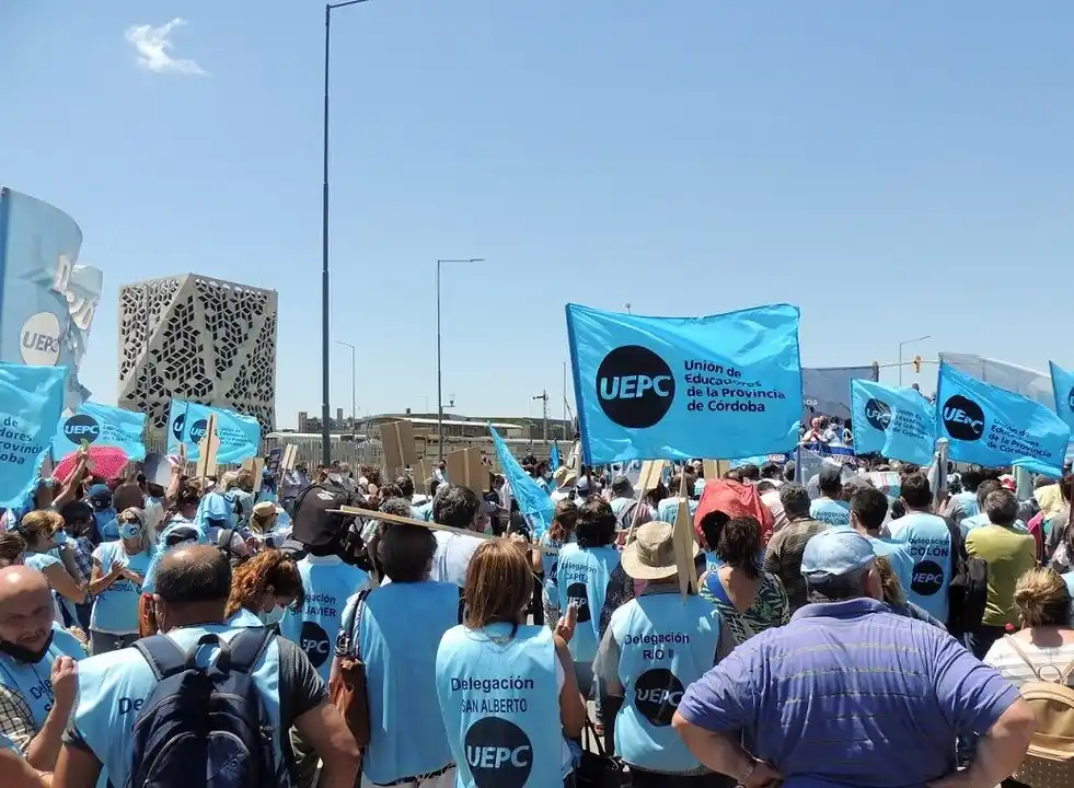 Image from Cadena 3 Argentina: *CETERA anunció un paro nacional para el lunes: UEPC confirmó que se a...
