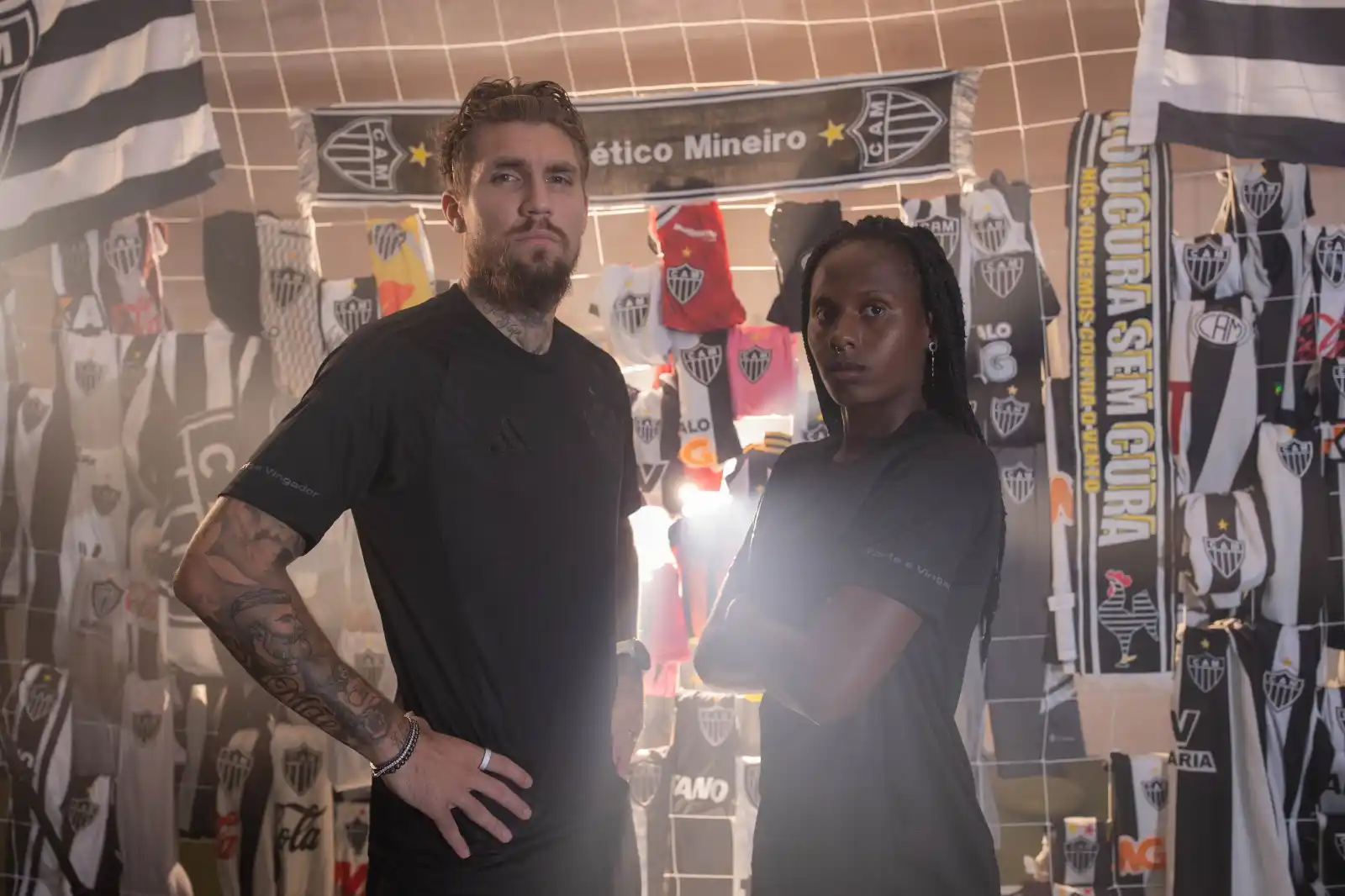 Image from Clube Atlético Mineiro: 🐓🌑*Noites de Galo!* Por falar na camisa *All Black*, veja o álbum de...