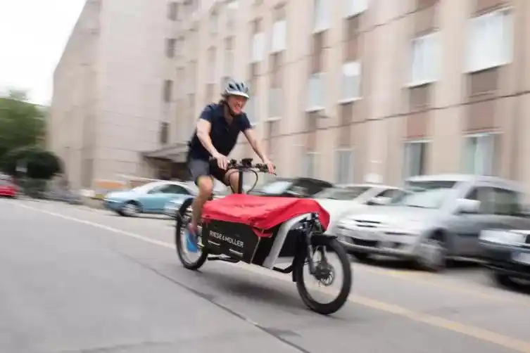 Image from Die RHEINPFALZ : 🚲 *Das Fahrrad löst bei Autofahrern Verlustängste aus* Radprofessorin...