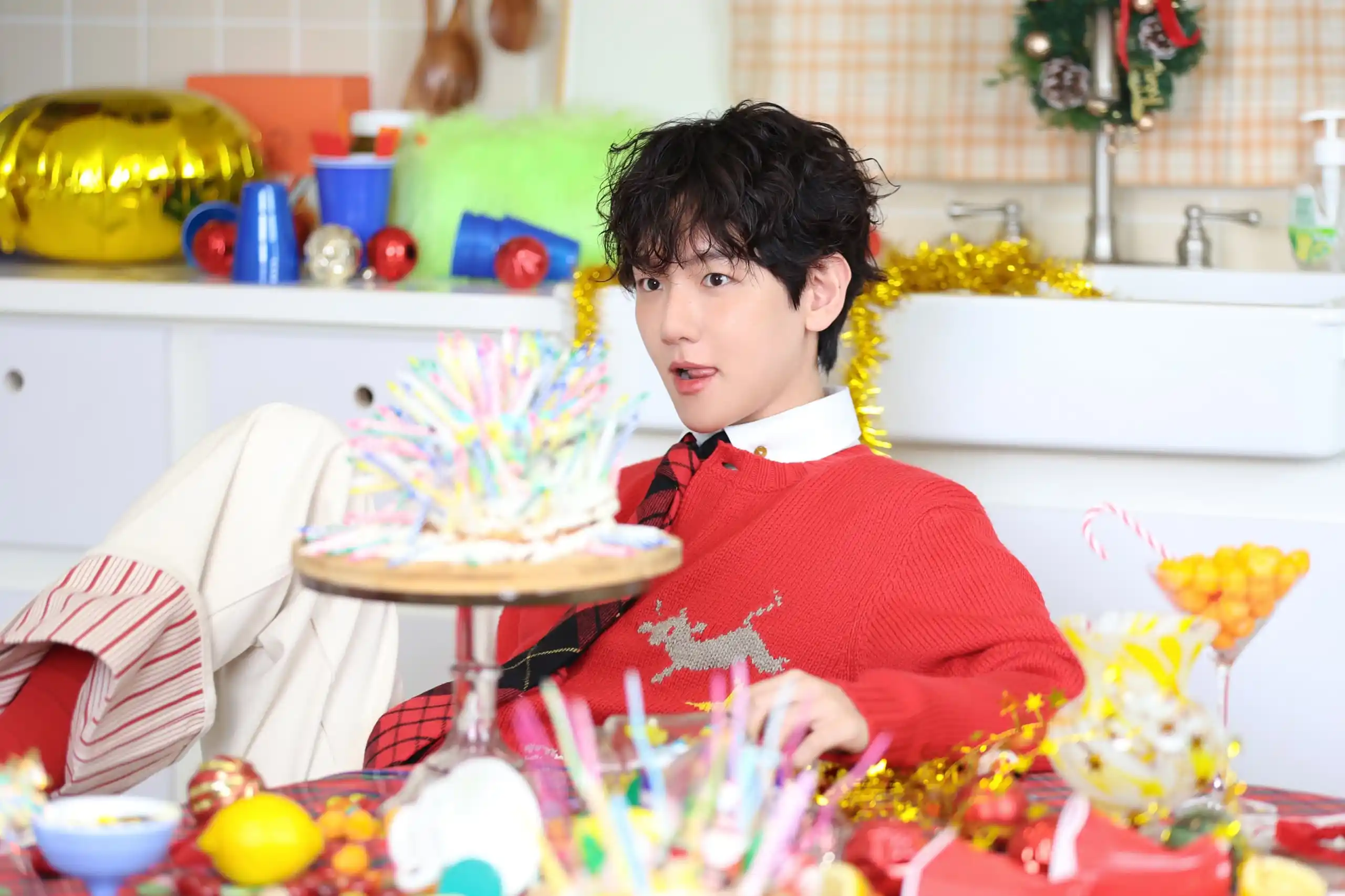 Image from EXO: 📸 ⊹⁺⸜ 추억이 하나 더 생기는 거야 ⸝⁺⊹ 🎁 큥망진창 대환장파티 Poster Behind Photo weverse....