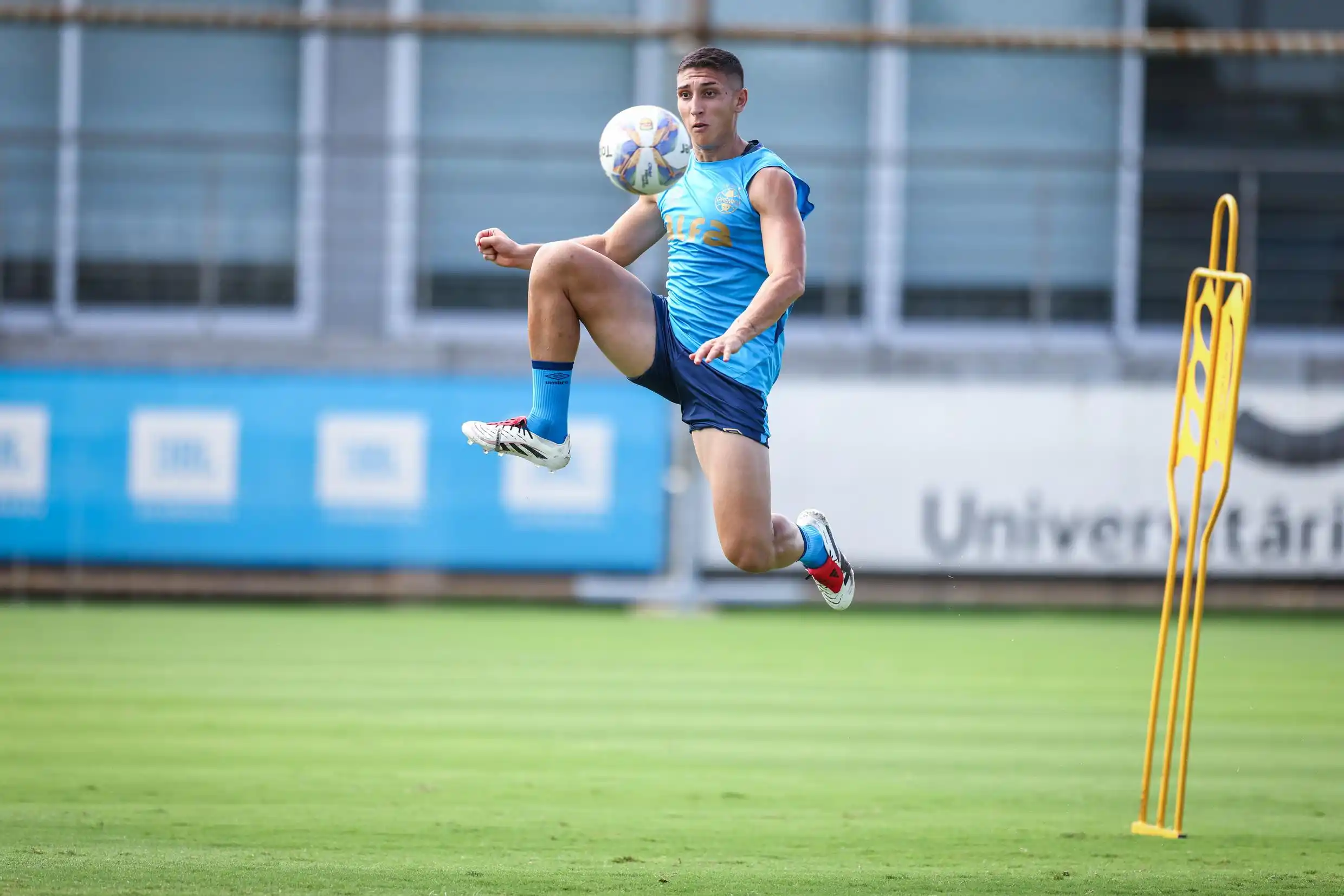 Image from Grêmio FBPA : AGORA É JOGO! 🇪🇪⚽️ Nesta manhã, o técnico Gustavo Quinteros organizo...
