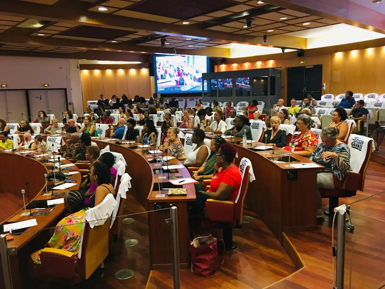 Image from Guyane La 1ère: 🔴 La Dictée Géante rassemble près de 140 personnes à Cayenne Pour ce...