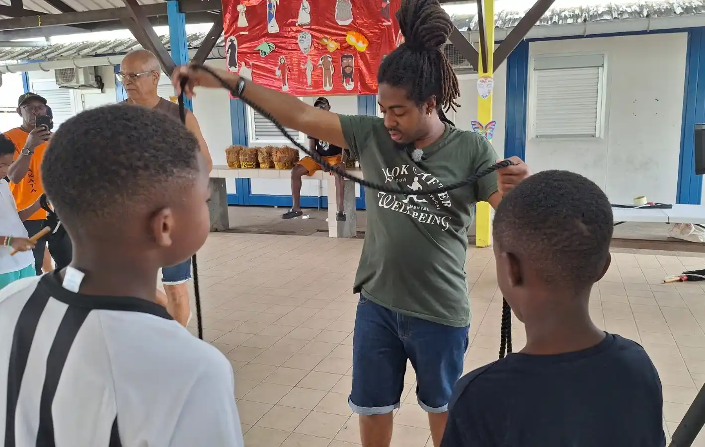 Image from Guyane La 1ère: *Carnaval de Guyane 2025. Un atelier autour du fouet, objet emblématiq...