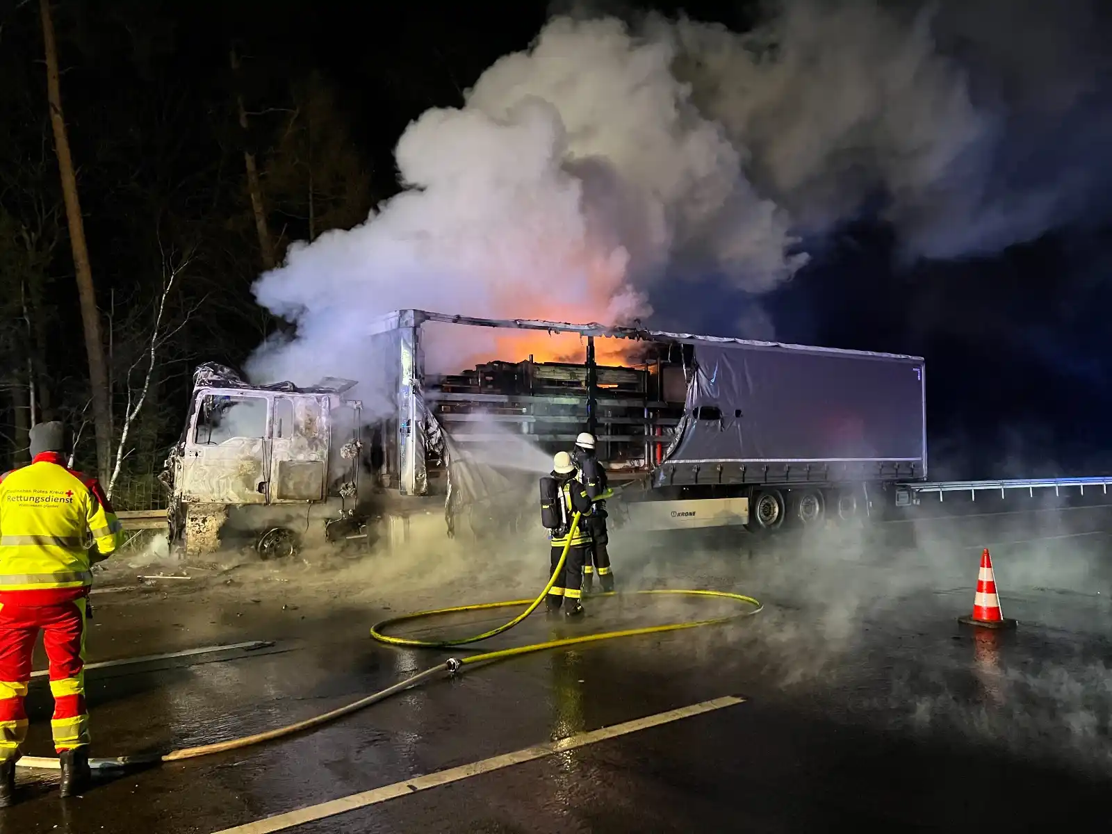 Image from HIT RADIO FFH: Ein LKW-Brand 🔥 hat für *Glatteis auf der A7 bei Kirchheim* gesorgt -...
