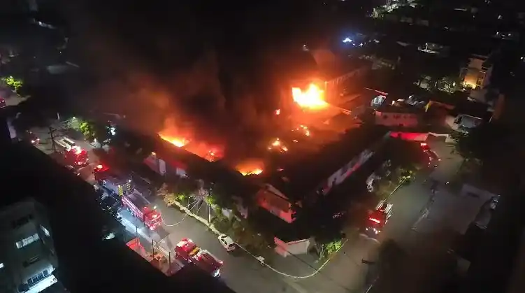 Image from Hora 1: Um incêndio de grandes proporções atinge neste momento uma fábrica de ...