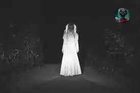 Image from 🕸🕷HORROR STORIES🕷. HISTORIAS DE TERROR 🕸PELIS Y VÍDEOS DE TERROR 🎃 STICKERS, MEMES Y FRASES KDRAMAS: *La dama de blanco* En ella, una mujer vestida de blanco aparece dura...