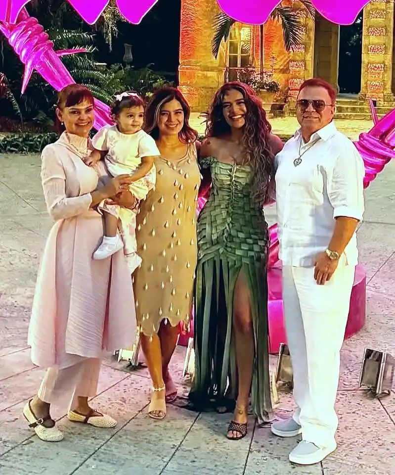 Image from Karol G.🇨🇴|La bichota🌈: Karol G.★🇨🇴|La bichota 🌈  ✨Karolg con toda su familia en la Gala be...