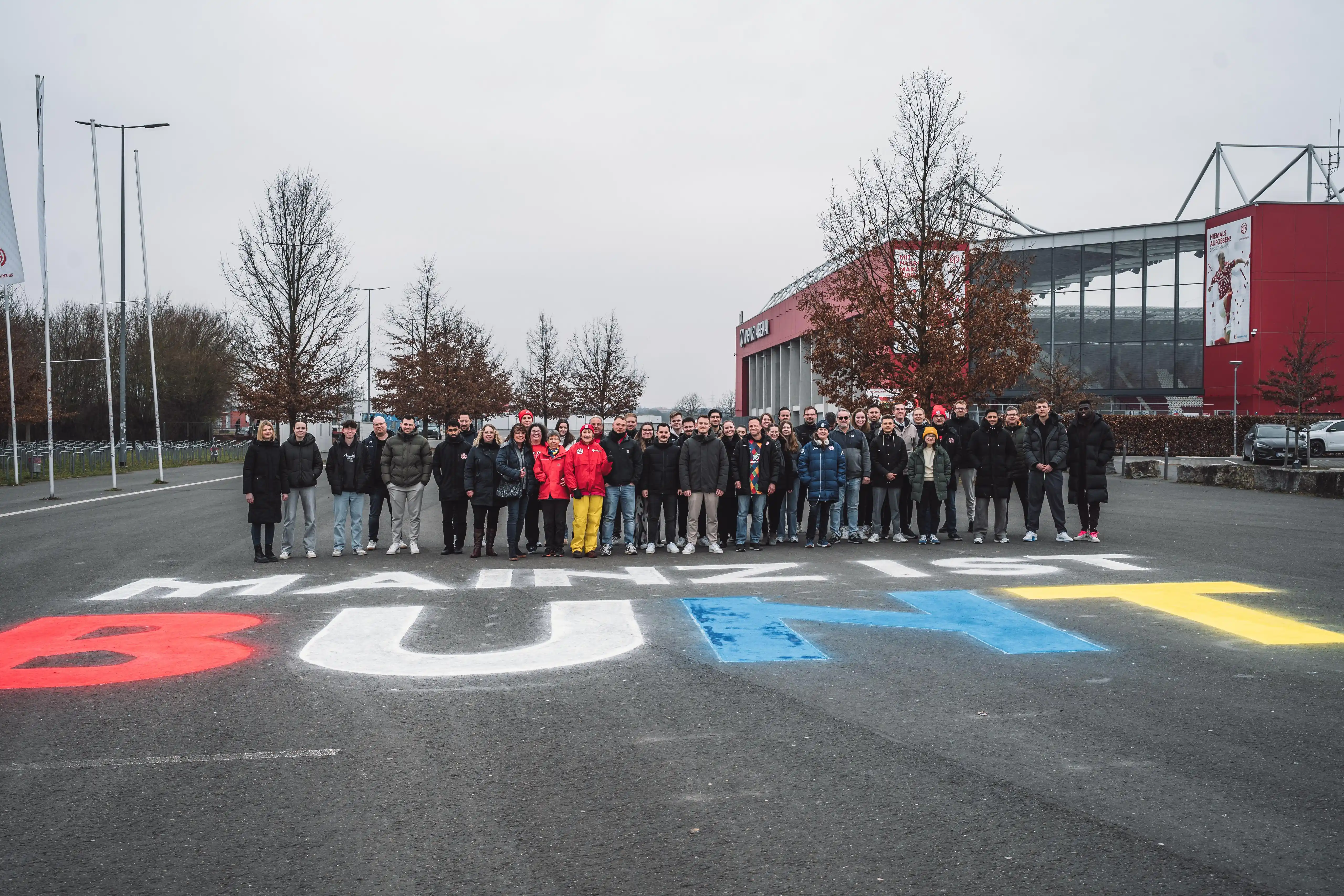 Image from Mainz 05: 🔴 MAINZ ⚪ IST 🔵 BUNT 🟡  Mainz steht zusammen, in der Bundesliga und...