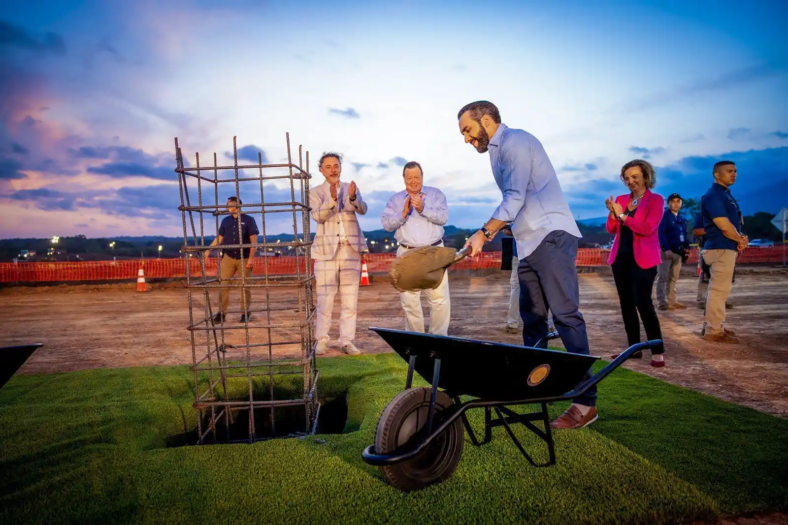 Image from Milena Mayorga: El Presidente @nayibbukele junto al Embajador de Estados Unidos, Willi...