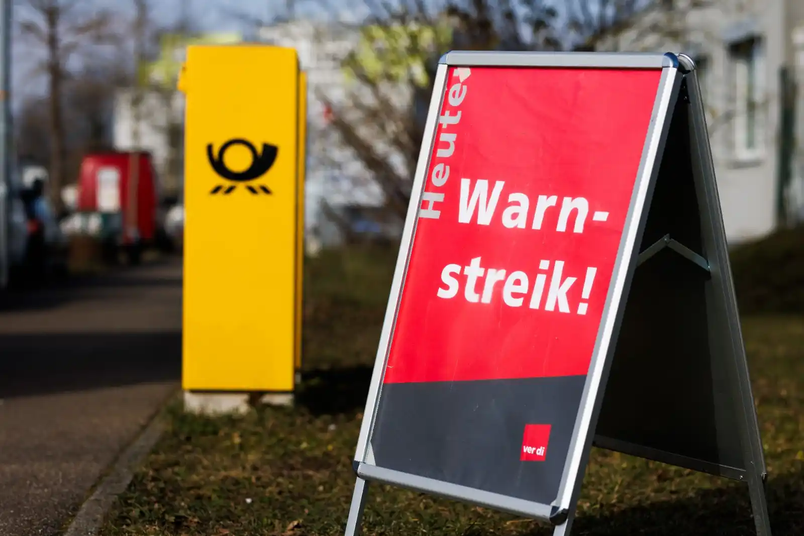 Image from NOZ News Emsland: 📫 🤔Die Zusteller der *Deutschen Post* streiken heute auch im *nördli...