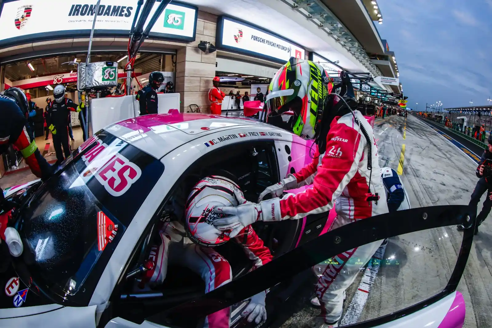Image from Porsche Motorsport: *WEC: Good morning from Qualifying day in Qatar* ➡️ After one mor...