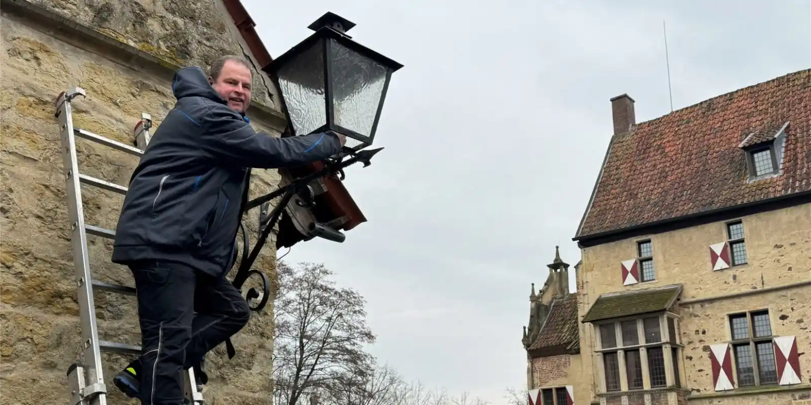 Image from Ruhr Nachrichten: 🏰 *Stephan Meinke (51) aus Südkirchen ist Hausmeister auf einer Burg:...
