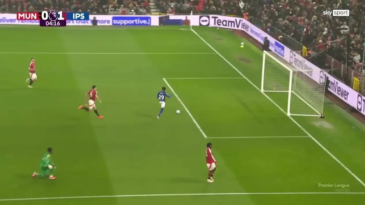 Image from Sky Sport Austria: Slapstick-Gegentor: ManUnited spielt sich selbst aus!  👉 Zum Video: h...