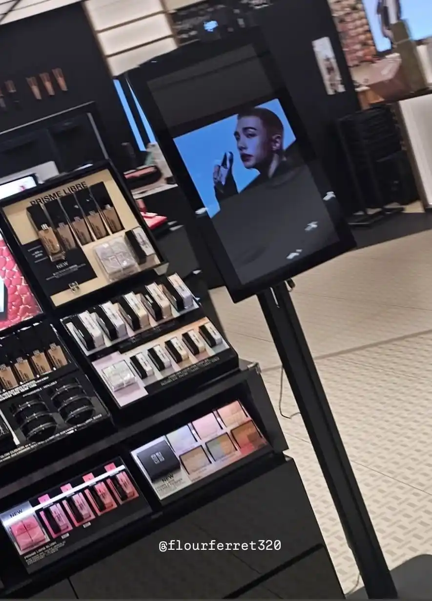 Image from STRAY KIDS - BREAKING NEWS ✨🌿: [📌| ꜱᴋᴢ ʙʀᴇᴀᴋɪɴɢ ɴᴇᴡꜱ]  Los anuncios de Givenchy Beauty de Hyunjin se...