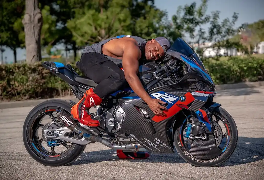 Image from Suzuki, Kawasaki, Ducati & Cia | Motos de luxo: *BMW S1000RR*: um *MOZÃO* pra chamar de seu!! ❤️  📸 fastlaned_ / X...