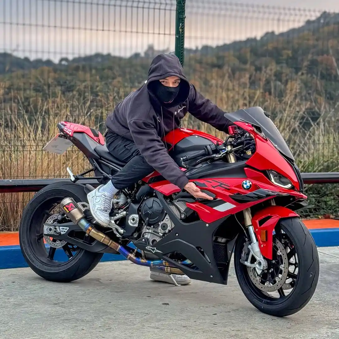 Image from Suzuki, Kawasaki, Ducati & Cia | Motos de luxo: "Apenas" uma *BMW S1000RR* pra vocês ❤️ 📸 s1rr_santi/IG...