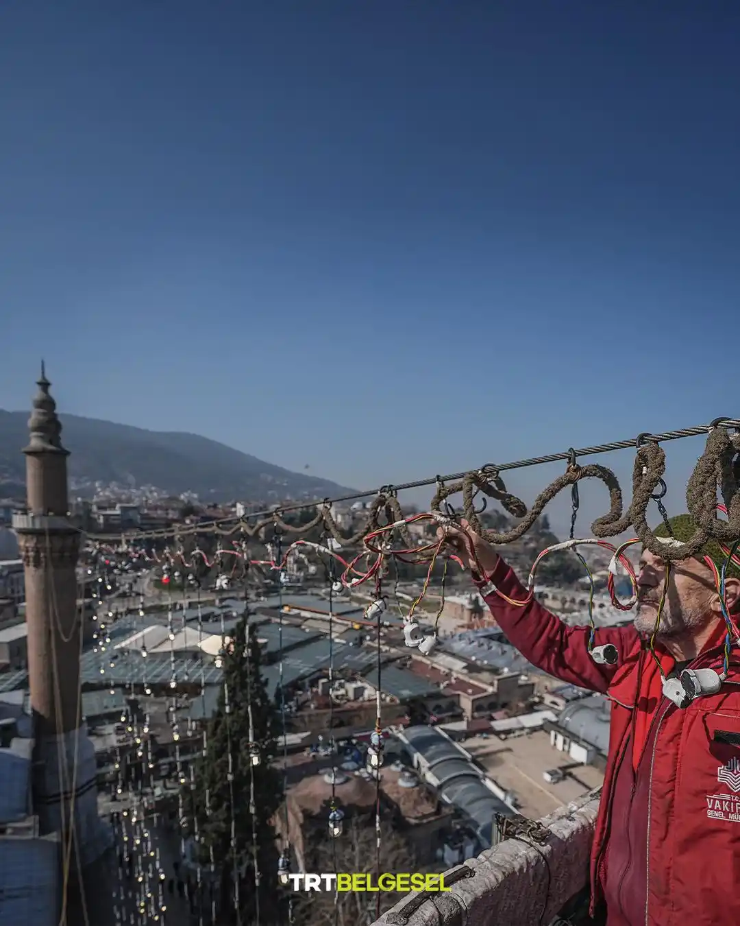 Image from TRT Belgesel: Ramazan ayının süsü "mahyalar", camilere asılmaya başlandı. 🕌 🌙 Osma...
