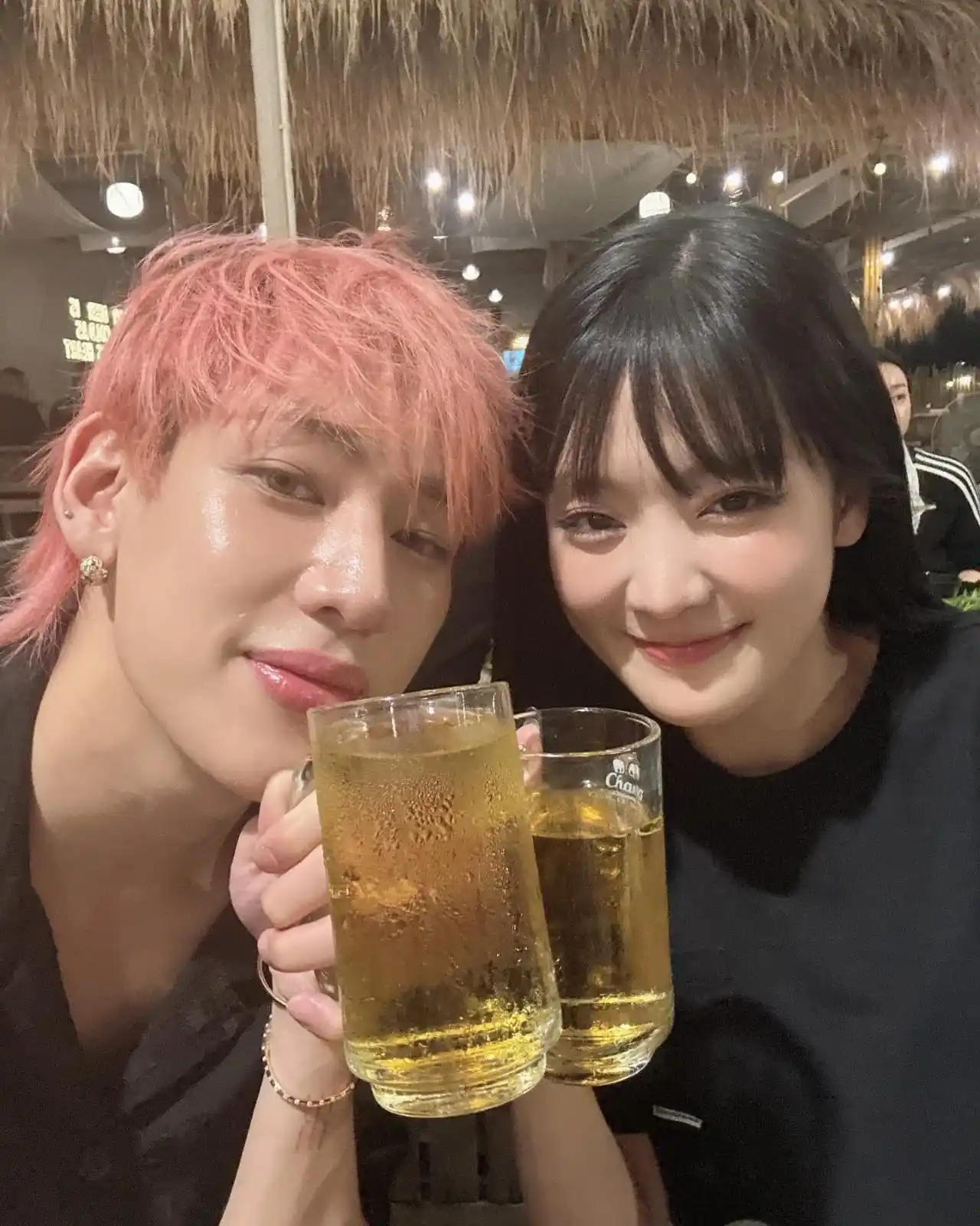 Image from UOL | Universo K-pop : Amizades que amamos: os ícones tailandeses do K-pop Bambam e Minnie 🥹...