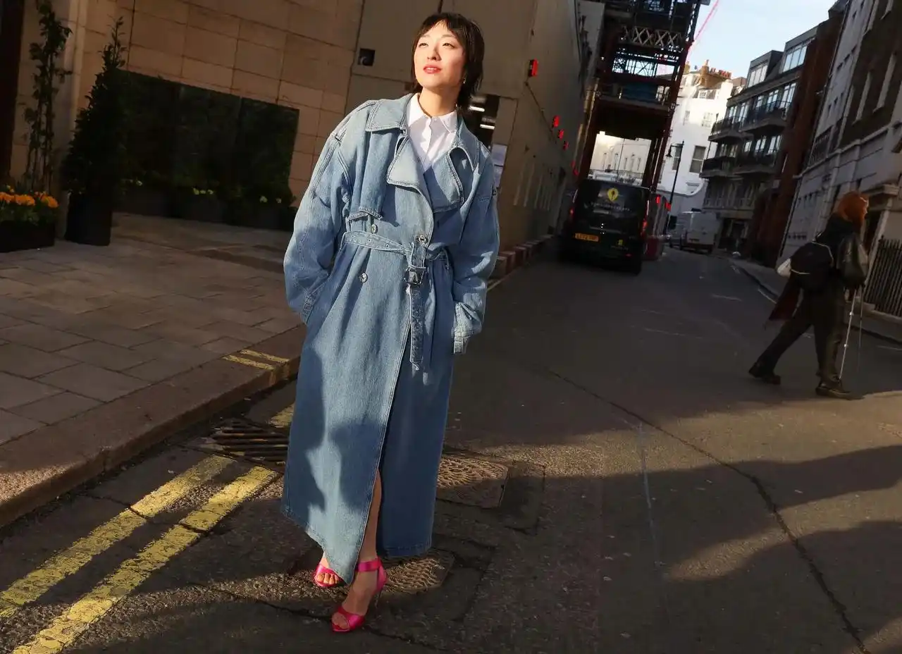 Image from Vogue Czechoslovakia: 💙 *Street style* na londýnském týdnu módy prozrazuje trendy letošního...