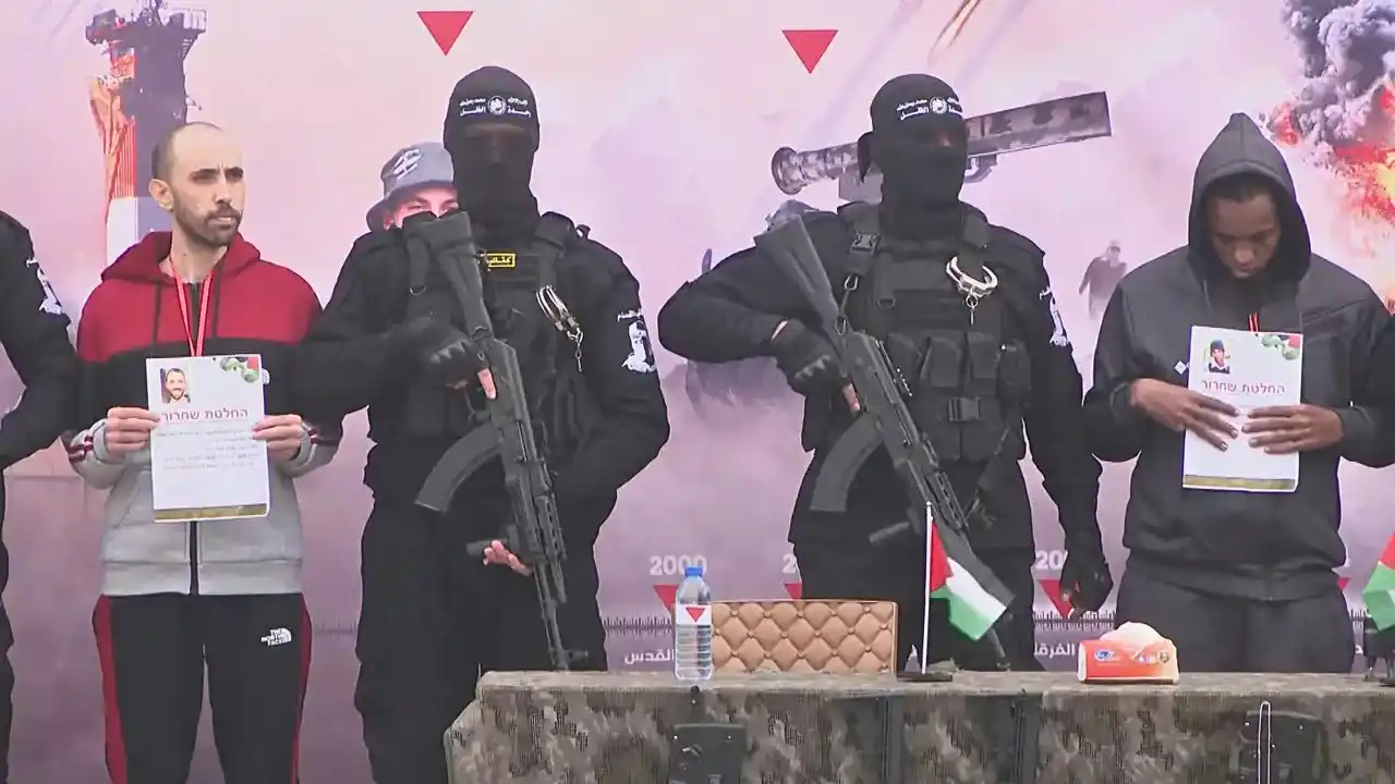 Image from VRT NWS: Hamas heeft zonet 2 gijzelaars overhandigd aan het Rode Kruis. Het gaa...