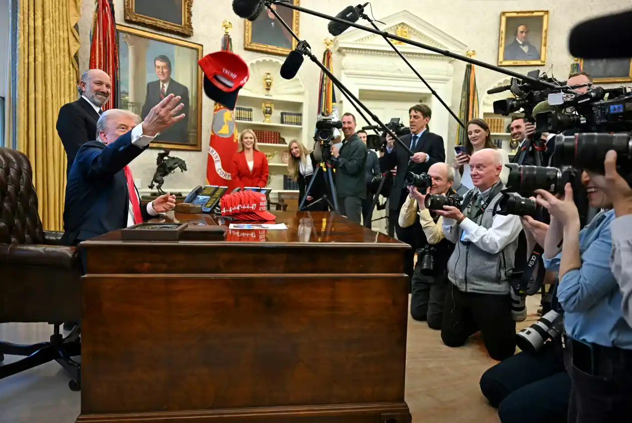 Image from VRT NWS: Het Witte Huis bepaalt voortaan zelf welke journalisten Amerikaans pre...