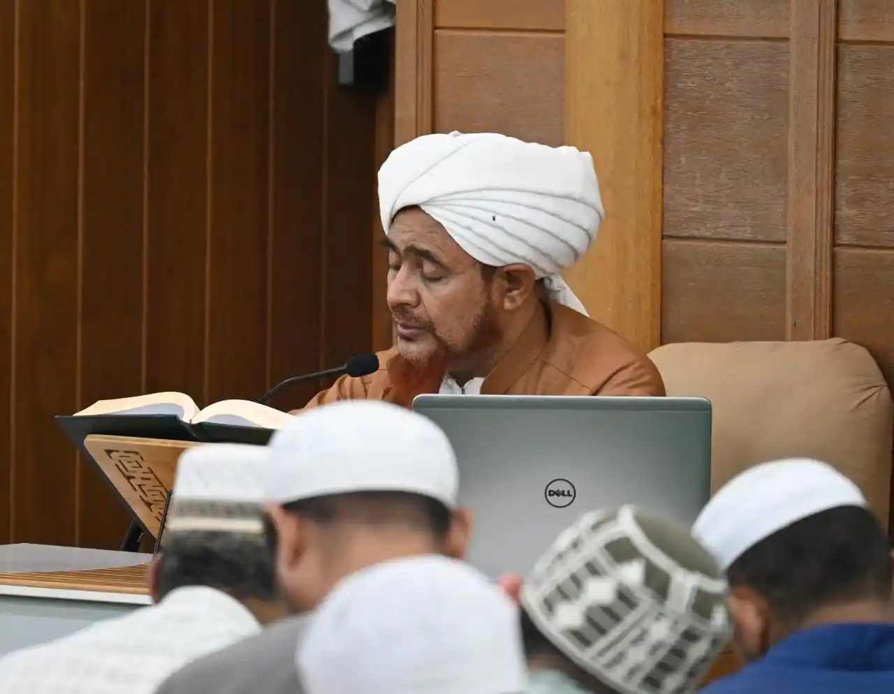 Image from الحبيب عمر بن حفيظ Al-Habib Omar Bin Hafidh: 🔉 *كشف الغمة 263- كتاب الجنائز (1) ما ورد في زيارة المريض* 🎙 الدرس ا...
