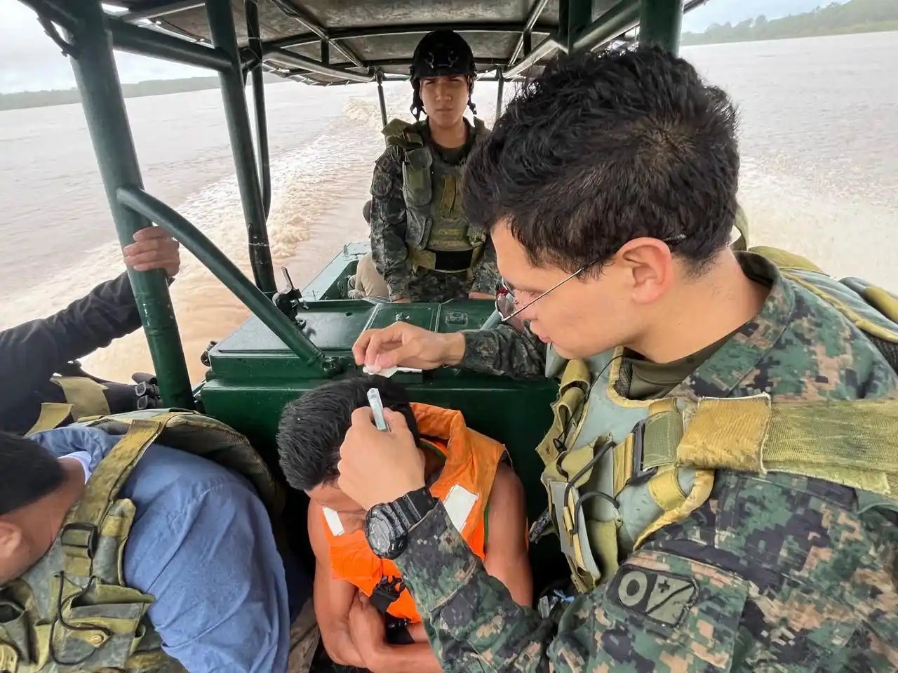 Image from ⚓️Autoridad Marítima Nacional🇵🇪: 📰La Unidad de Control Fluvial "Río Samiria" rescató a los cinco tripu...