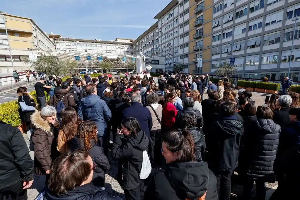 Image from Avvenire: *Le condizioni del Papa ancora critiche, ma stabili. Nessuna nuova cri...