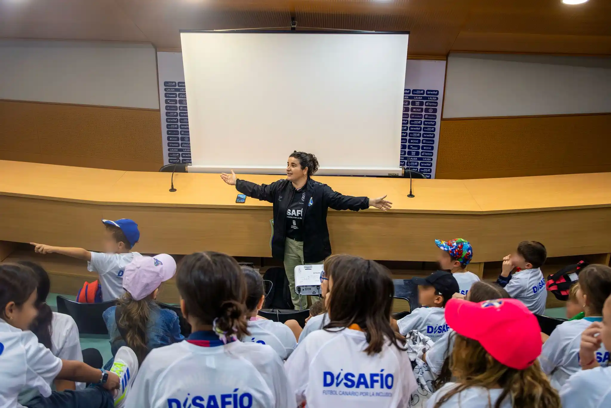 Image from CD Tenerife: 🏫 Estudiantes del CEIP Llano de las Naciones en la vigésimo cuarta se...