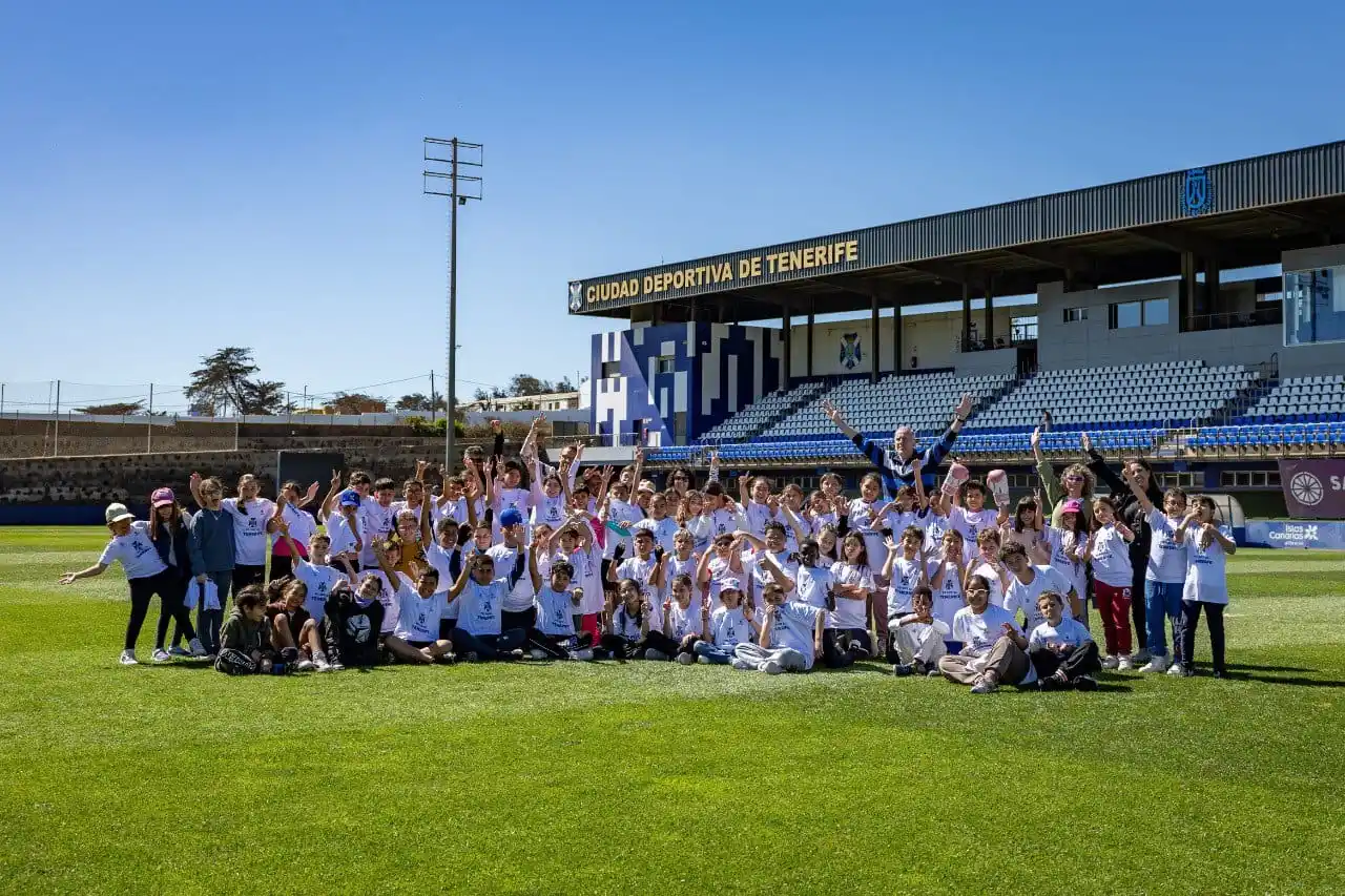 Image from CD Tenerife: 🏫 Escolares del CEIP Cabo Blanco en la vigésimo quinta sesión del pro...