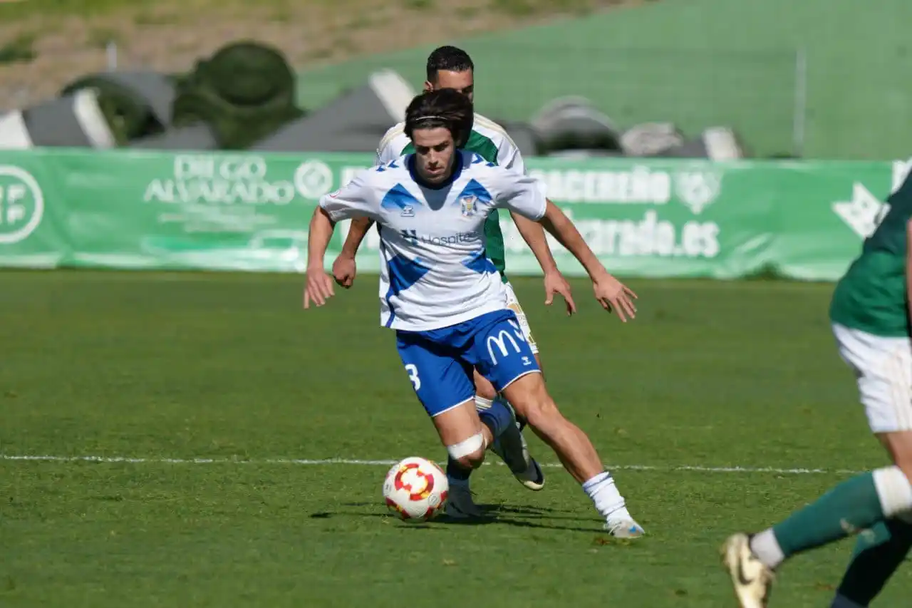 Image from CD Tenerife: [Crónica; <a class="text-blue-500 hover:underline cursor-pointer" href...