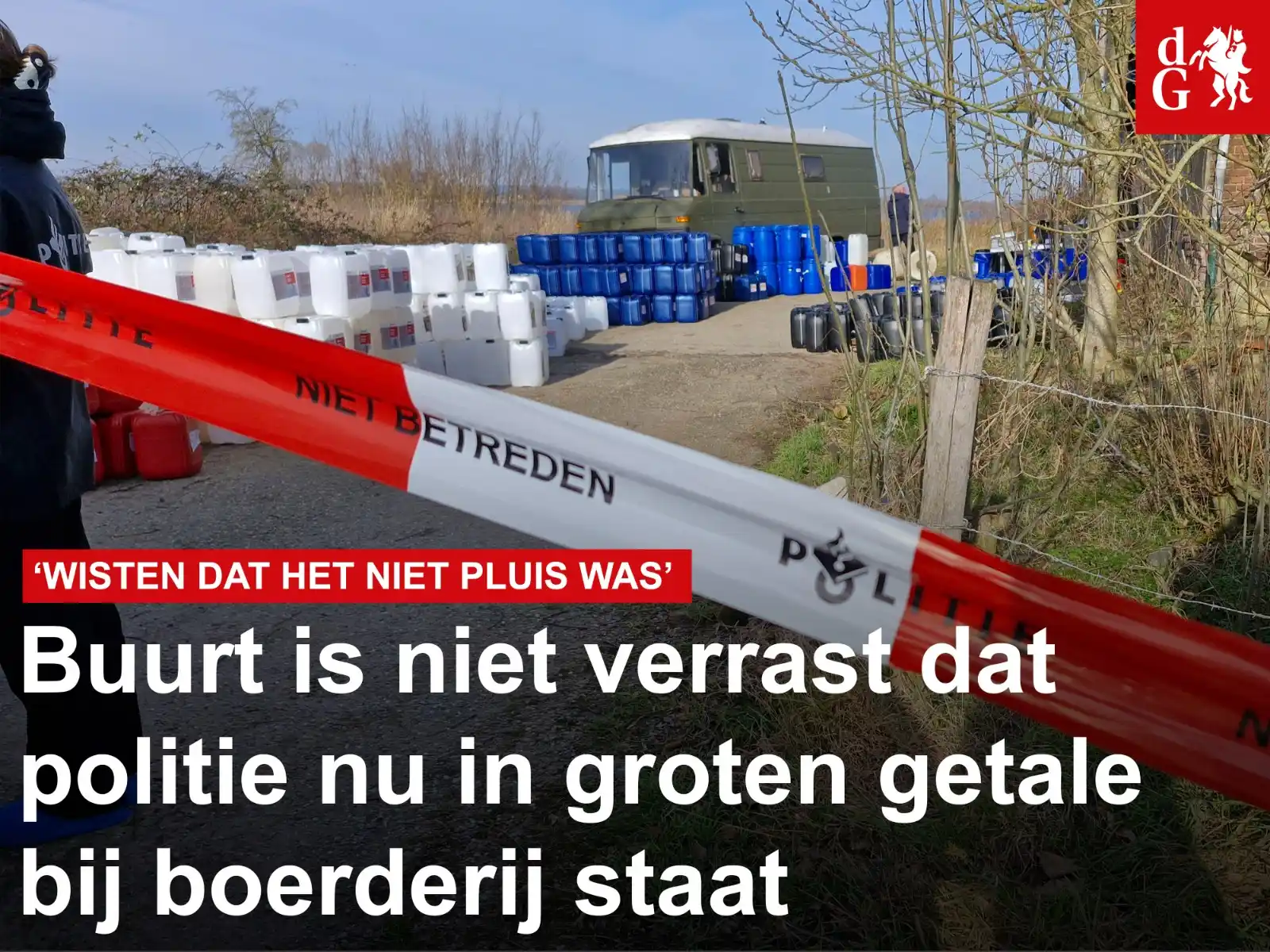 Image from De Gelderlander: Agenten met blauwe overschoentjes lopen woensdagochtend af en aan bij ...