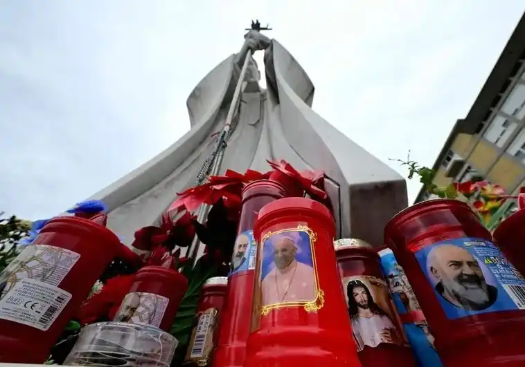 Image from EL COMERCIO: *La situación del Papa se agrava: tiene «neumonía bilateral»*. Su cuad...