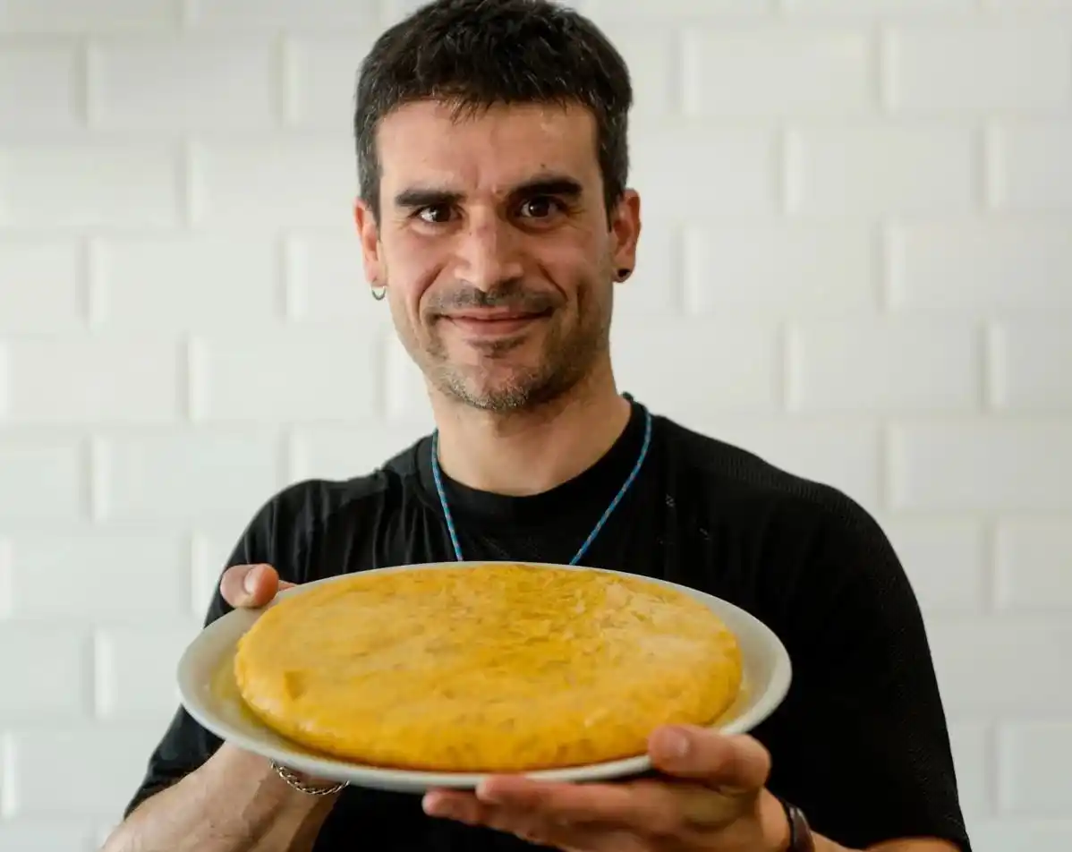 Image from EL CORREO: *El bar de Bizkaia que más huevos echa a las tortillas de patata* Visi...