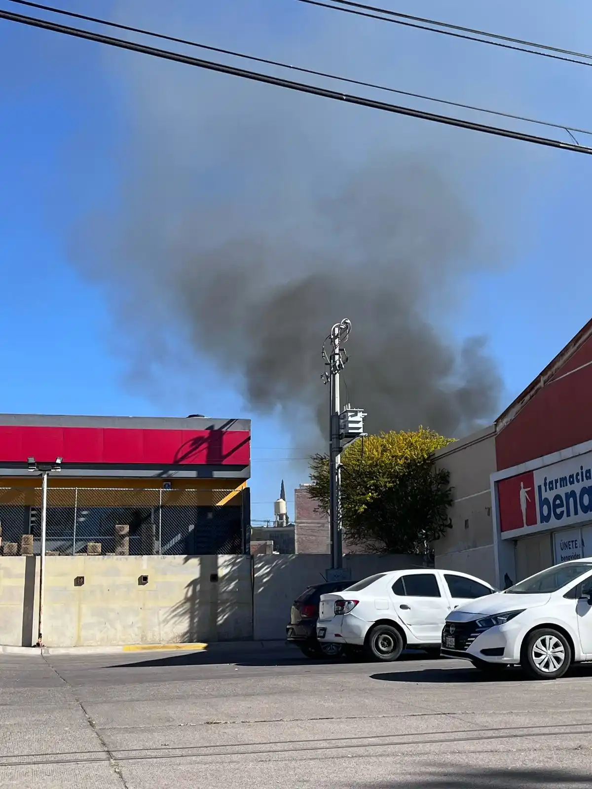 Image from El Sol del Centro 🗞️: ⭕️ ¿Otro incendio? A espaldas de una farmacia Benavides, sobre Barbere...