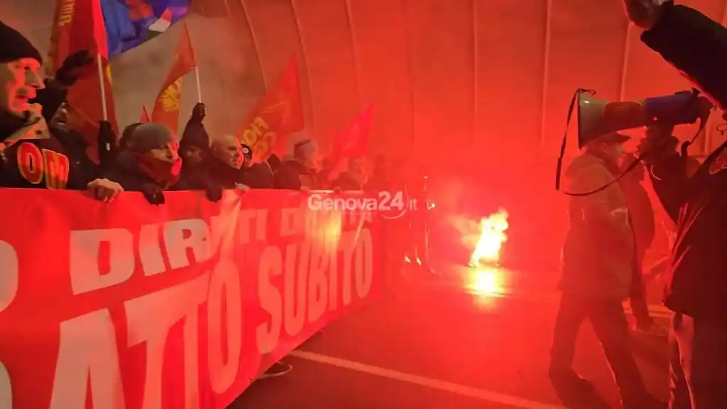 Image from Genova24: *Lavoratori metalmeccanici in sciopero e corteo a Genova per il rinnov...