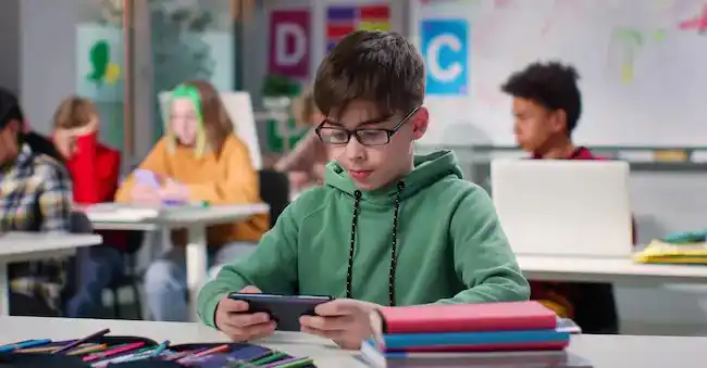 Image from Il Sole 24 Ore: 📲 *L’uso precoce di smartphone e social abbassa i rendimenti scolasti...