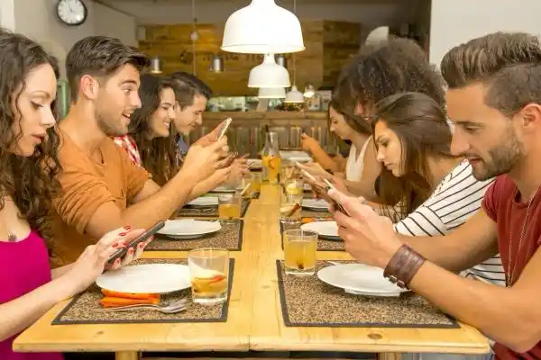 Image from Il Sole 24 Ore: 📱 *«Gusto Connesso»: smartphone spenti a tavola (almeno per un weeken...