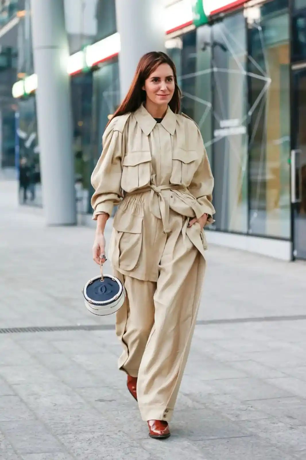 Image from InStyle España: 🚨Ni bomber ni gabardina: *la parka de Mango que las mujeres elegante ...