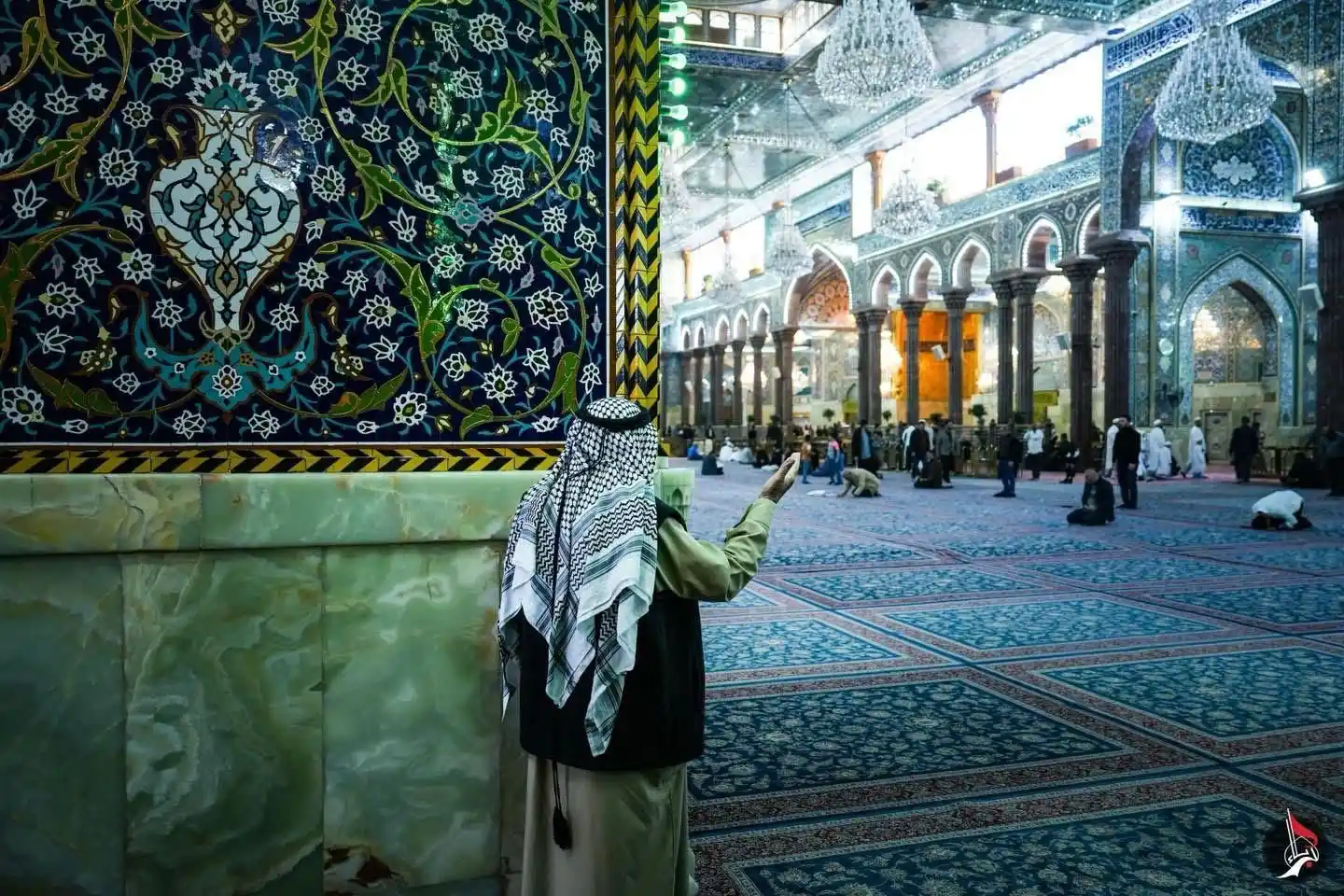 Image from قناة كربلاء الفضائية : أمدّ يدي إليكَ سائلا بيقينٍ واعتقاد أنّ سؤلي لا يُردّ على بابٍ جواد <...