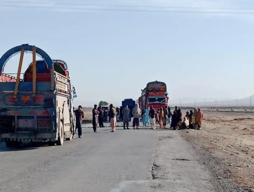 Image from کوئٹہ کی آواز: *مستونگ کردگاپ* *کردگاپ کے مقام پر لاپتہ افراد کے لواحقین نے کوئٹہ تف...
