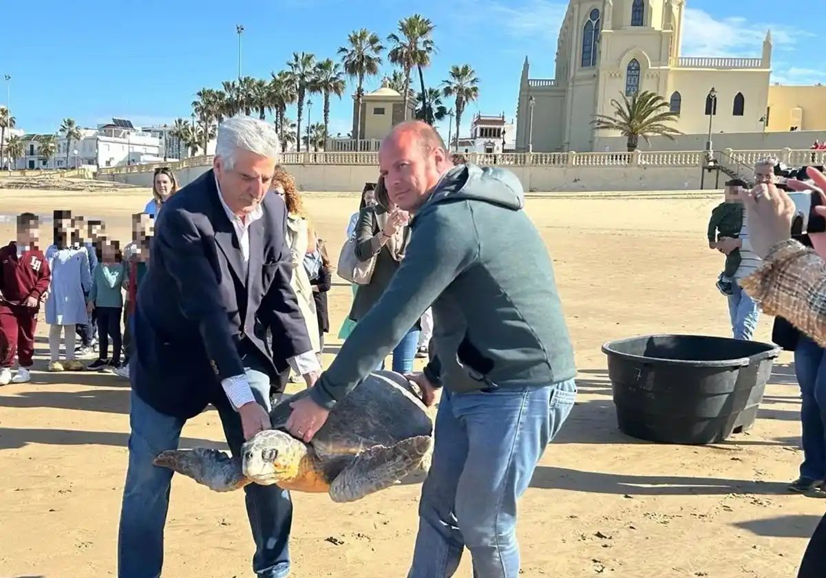Image from La Voz de Cádiz: *Liberadas en Chipiona 'Paola', 'Chata' y 'Pichi'* La playa de Regla a...