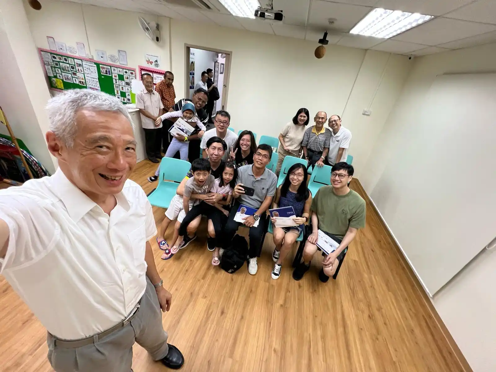 Image from Lee Hsien Loong: Presented tokens to the winners of the “Teck Ghee Through the Lens” ph...