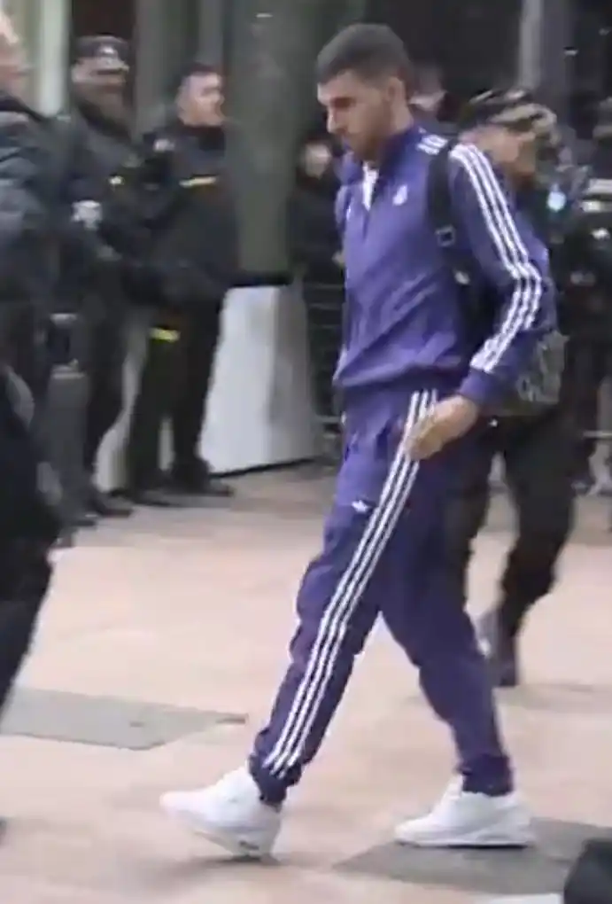 Image from Los Blancos Live : 🚨 The players are on their way back to Madrid. Dani Ceballos was limp...