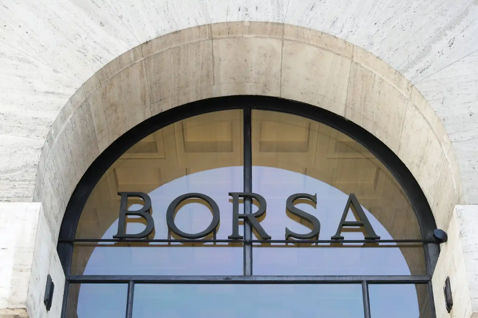 Image from MF - Milano Finanza: *📈 Borsa, il Ftse Mib in rialzo (+0,31%) con Campari e Bper. Spread s...